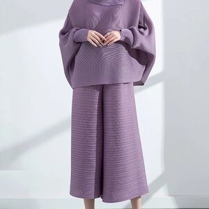 Two piece loose pleated top, pants OS